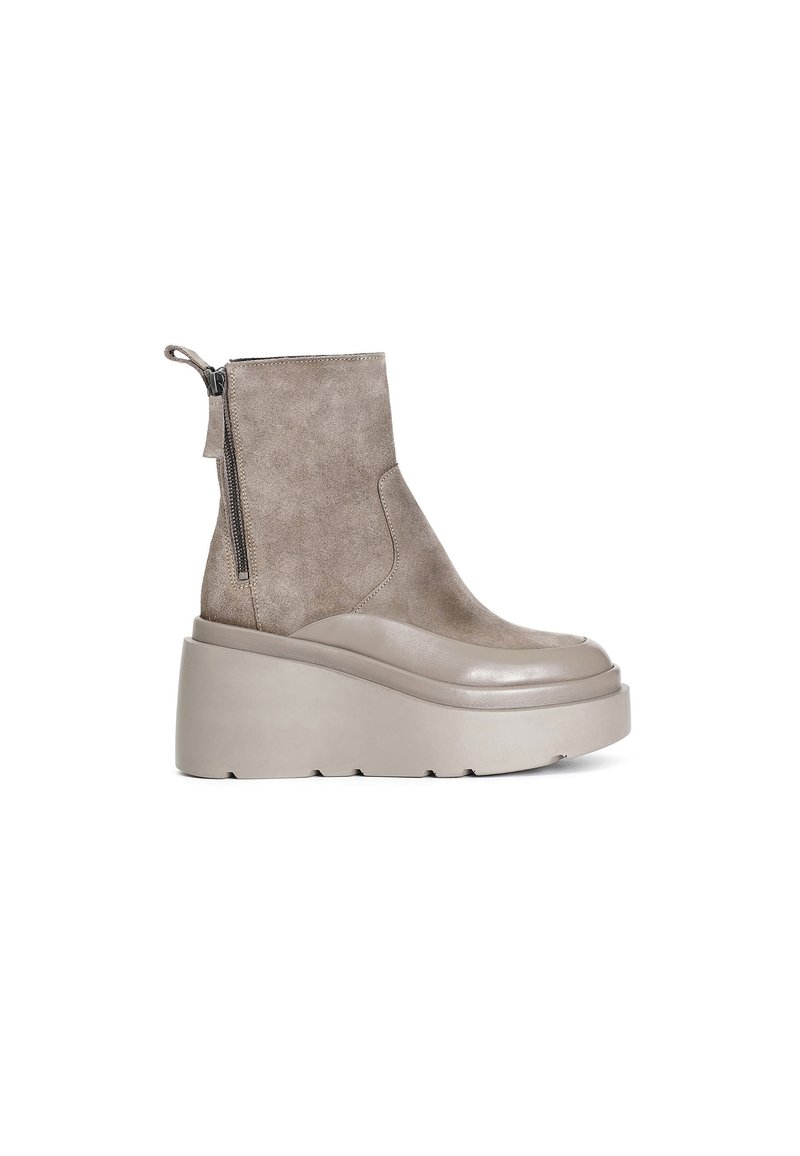 Beige semišové kotníkové boty s hladkou světle šedou platformou, bočním zipem a kulatou špičkou.