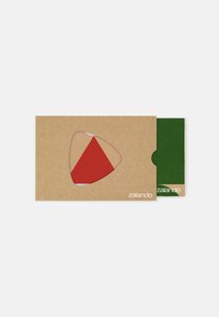 Porta gift card in cartone con un ritaglio triangolare rosso, che presenta una scheda verde all'interno. Logo stampato in bianco nell'angolo in basso a destra.