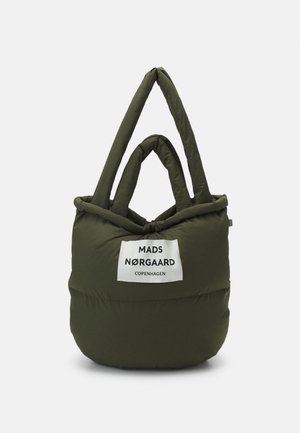 Olijfgroene gewatteerde draagtas met twee handvatten en een wit rechthoekig label met de tekst MADS NØRGAARD COPENHAGEN.