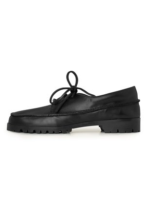 Scarpe di pelle nera con un design semplice, caratterizzate da una punta arrotondata, lacci e una suola in gomma testurizzata con scanalature.