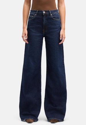 Dunkelblaue Jeans mit weitem Bein aus Denim, mit hoher Taille, Fronttaschen und minimalen Nähten für ein sauberes Finish.