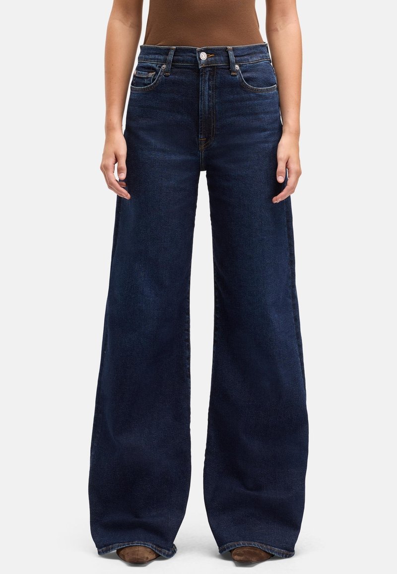 Jeansy z szerokimi nogawkami w ciemnym odcieniu denimu, z wysokim stanem, przednimi kieszeniami i minimalistycznym przeszyciem dla czystego wykończenia.