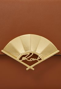 KARL LAGERFELD SIGNATURE FAN MEDIUM - Taška cez plece - brown