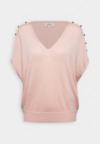 Pull court à manches courtes rose clair avec un col en V et des accents de boutons métalliques sur les épaules. Tissu doux avec une légère brillance et un ourlet côtelé.