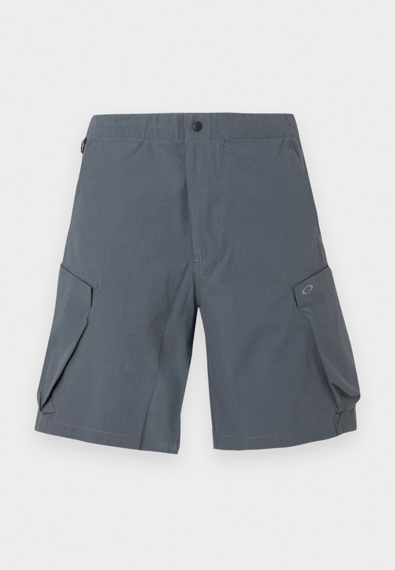 Pantaloni cargo grigi con chiusura a bottone, due tasche laterali e una texture liscia, con una patch del logo sulla tasca destra.