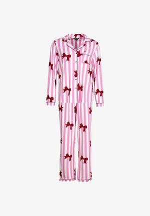 Różowy i biały pajama w pasy z printem czerwonych kokard, z koszulą na guziki i dopasowanymi spodniami, wykonana z miękkiego, wygodnego materiału.