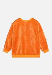 Sweatshirt orange à col ras du cou fabriqué en tissu doux et pelucheux. Présente des poignets et un ourlet côtelés dans une teinte d'orange légèrement plus claire.
