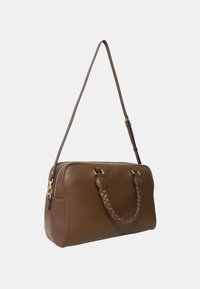 Borsa a mano in pelle marrone con una finitura liscia, dettaglio della maniglia intrecciata, accessori in ottone dorato e tracolla staccabile.