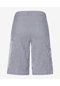Shorts bleu et blanc à rayures verticales, longueur genou, coupe ajustée et deux poches passepoilées à l’arrière.