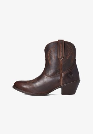 Bruine leren enkelboot met een spitse neus, decoratieve stiksels en een kleine hak. Beschikt over lusjes voor gemakkelijke instap.