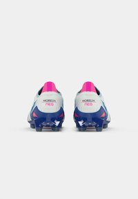 Ghete de fotbal cu un superior gri deschis, talpă albastră, accent roz la călcâi și branding "MORELIA NEO" pe spate.