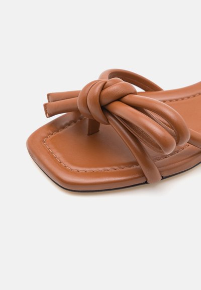 Loeffler Randall HADLEY BOW FLAT - T veida siksniņu sandales - timber