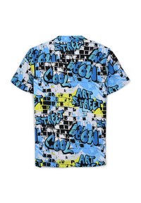 T-shirt a maniche corte realizzato in tessuto con un motivo di graffiti colorato che presenta elementi di blu chiaro, nero e giallo su uno sfondo bianco.