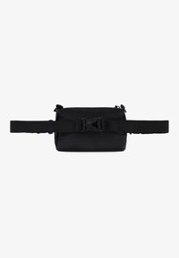 Sac banane noir en tissu, de forme rectangulaire, avec fermeture éclair, bandoulière ajustable et boucle en plastique. Texture lisse sans motifs visibles.
