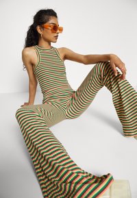 ONLY Petite ONLOFELIA SHORT - Top - strawberry pink/cream gold/pepper green/toffee