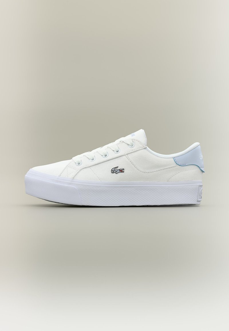 Λευκό αθλητικό παπούτσι χαμηλής κορυφής με λευκά κορδόνια, υφασμένη σόλα και μικρό κεντητό λογότυπο κροκόδειλου στο πλάι.