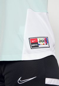 Nike Performance FC - Sport T-Shirt - light dew/white