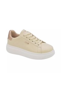 Sneaker in pelle vegana beige con punta arrotondata, suola bianca piatta, lacci tono su tono e un accento metallico rosa sul tallone.