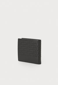 Portofel din piele neagră cu model logo embossat, formă rectangulară subțire, textură netedă și margini cusute. Design minimalist, fără hardware vizibil.