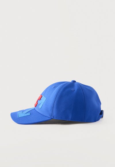 Casquette de baseball bleue avec des flèches bleu clair et un motif rouge entrelacé à l'avant, sangle réglable à l'arrière, vue de profil.