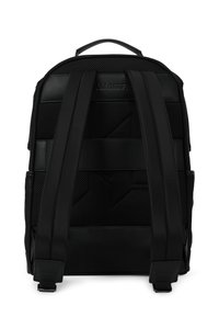 Mochila negra con un exterior suave y paneles texturizados, correas acolchadas y un asa superior. Incluye acentos de hardware duraderos.