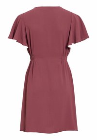 Robe rose poussiéreuse à manches courtes avec manches volantées, taille cintrée et encolure ronde simple vue de dos.