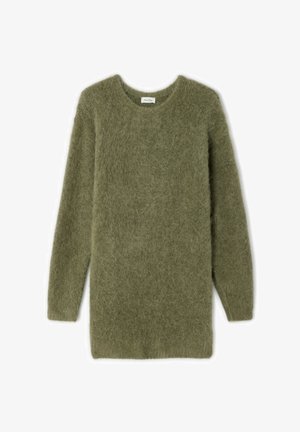 Zelený olivový dlhý rukáv z huňatej vlny so zaobleným výstrihom a voľným strihom, položený na bielom pozadí.