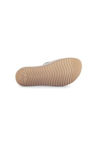 Lichte schoenzool van textuurbeige rubber, met een golvend patroon en de ingedrukte merknaam "Gabor" in een eenvoudige lay-out.