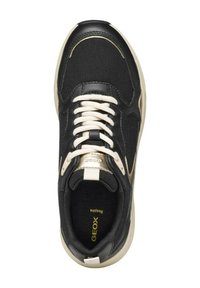 Zapatilla negra con materiales de malla y cuero. Cuenta con agujetas color crema, acentos dorados y un interior acolchado negro. Diseño liviano.