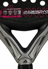 Adipower Carbon paddle met een zwarte oppervlakte, roze tekst en een zilveren handvat. Beschikt over hexagonale gaten en een V-vormig ontwerp van de greep.
