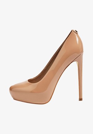 Escarpin beige en cuir verni à talons hauts avec bout pointu et semelle compensée, vu de profil sur fond blanc.