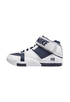 Białe i granatowe buty do koszykówki typu high-top, z siateczkowymi panelami, perforowanymi akcentami oraz paskiem na rzep z nadrukiem "NIKE".