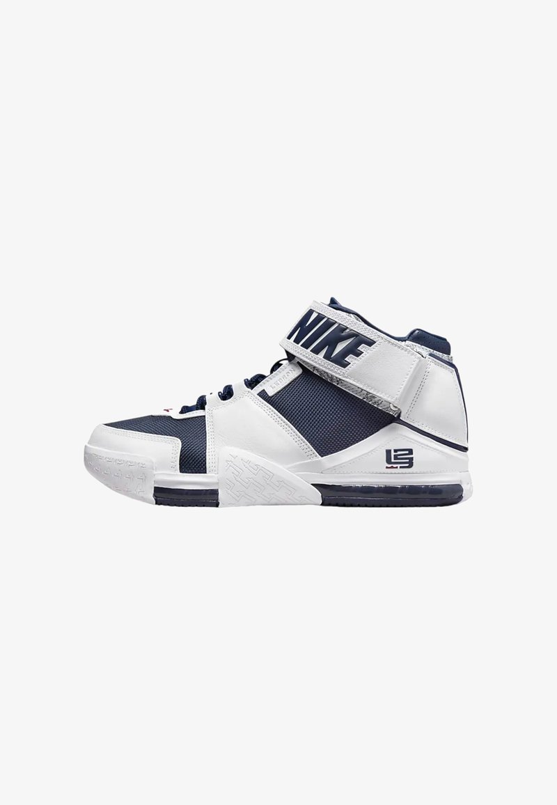 Kravaty vysoké basketbalové boty v bílé a námořnické barvě, se síťovinovými panely, perforovanými akcenty a suchým zipem se značkou "NIKE".
