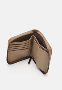 Calvin Klein LINE QUILT MEDIUM ZIP AROUND - Peněženka - chanterelle