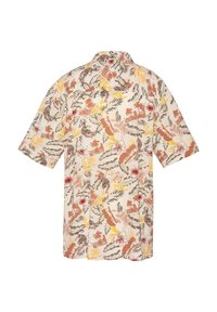 Camicetta a maniche corte in tessuto leggero, con un motivo floreale e tropicale in tonalità terrose di marrone, giallo e verde.