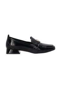 Zwarte gepolijste leren loafers met een lage, schuin aflopende hak, voorzien van een voorband en metallic accent. Gladde textuur en puntige neusdesign.