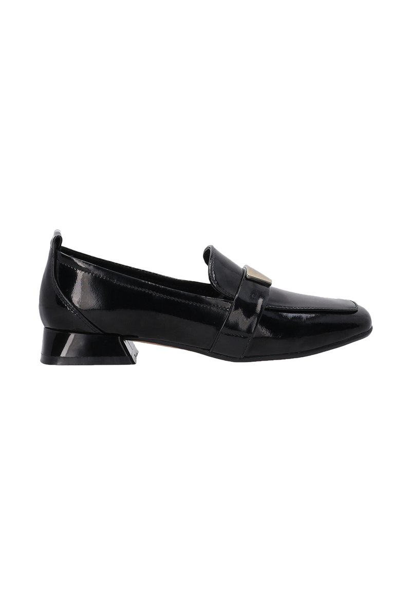 Zwarte gepolijste leren loafers met een lage, schuin aflopende hak, voorzien van een voorband en metallic accent. Gladde textuur en puntige neusdesign.