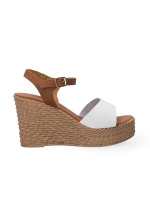Hakken sandaal met een geweven jute zool, witte leren bovenkant en een bruine enkelband. Beschikt over een peep toe ontwerp en een verstelbare gesp-sluiting.