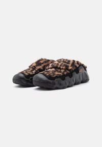 Bársonyos bélésű, slip-on cipők fekete gumitalppal és barna-fekete leopárdmintás felsőrésszel. Struktúrált felülettel rendelkeznek.