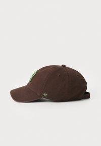 Casquette en coton brun avec une visière courbée, présentant des accents brodés verts et une sangle ajustable à l'arrière. Pas de motifs ou de textures marquants.