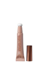 Tubo di crema liquida Magic Contour con applicatore a spugna attaccato e cappuccio metallico color oro rosa separato su uno sfondo bianco.