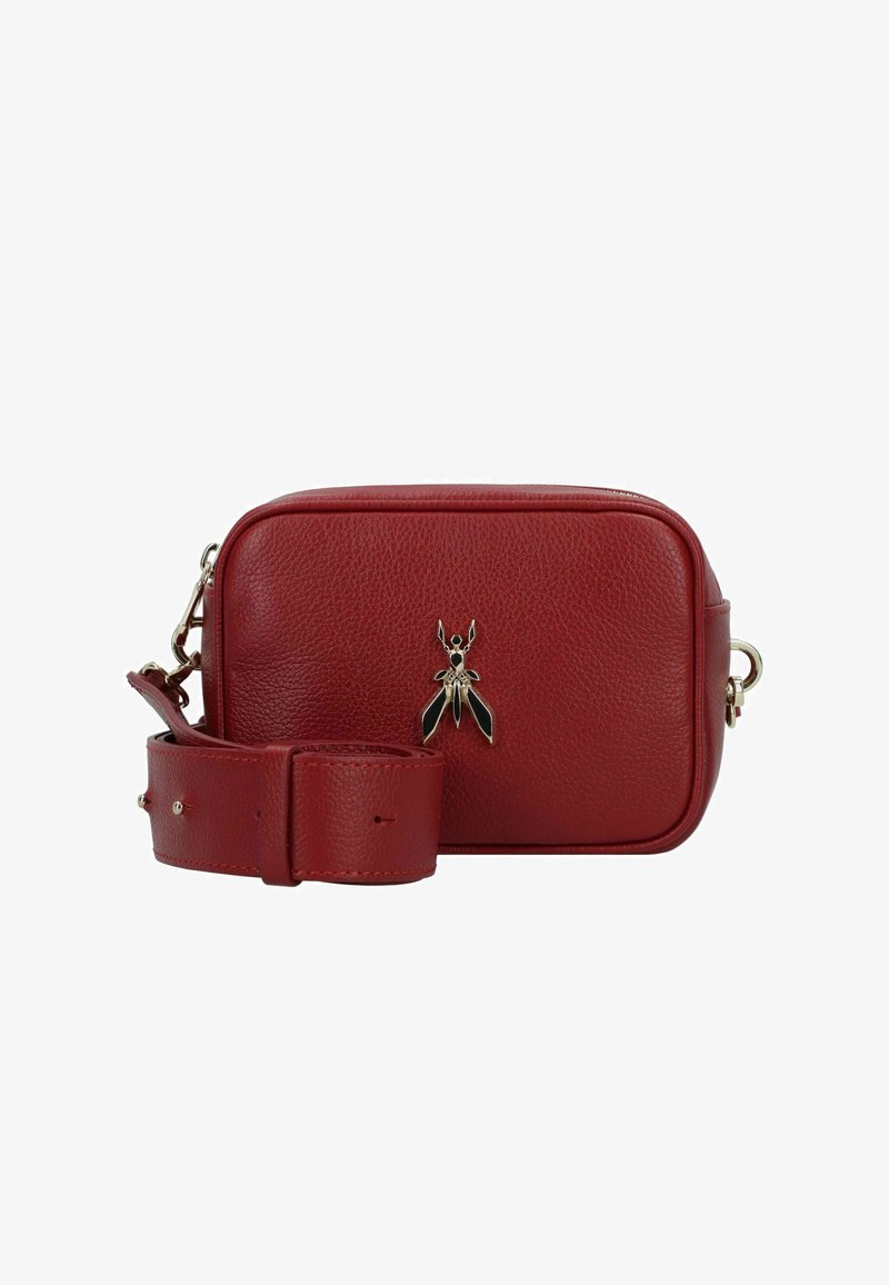 Rode leren crossbodytas met een gestructureerde afwerking, goudkleurige hardware met insectenthema en een afneembare riem. Rechthoekige vorm met ritssluiting.