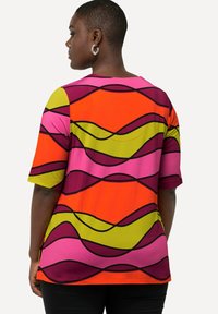 Mehrfarbiges T-Shirt mit einem wellenförmigen Muster in Orange, Rosa, Grün und Lila. Kurze Ärmel, runder Halsausschnitt und glatte Textur.