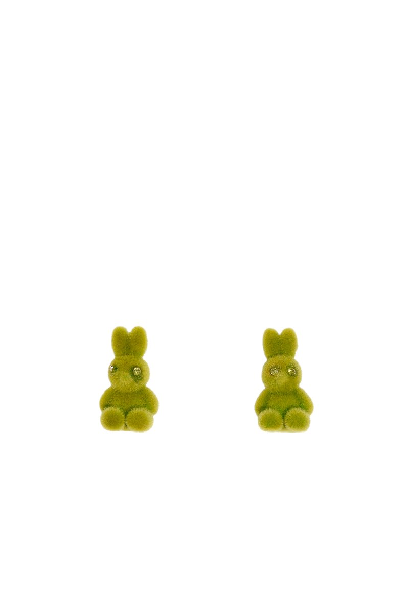Pendientes de conejo de felpa verde con ojos brillantes, que presentan una textura suave y forma redondeada, diseñados como un accesorio caprichoso.
