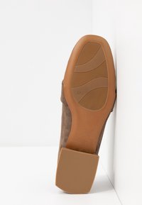 Chaussure en cuir suédé marron avec une semelle en caoutchouc texturé, affichant la taille 37, dotée d'un bout arrondi et d'un design de talon modeste.