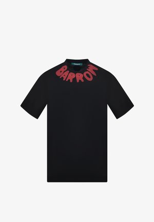 T-shirt nera manica corta con scritta rossa oversize "BARROW" curva attorno alla scollatura.