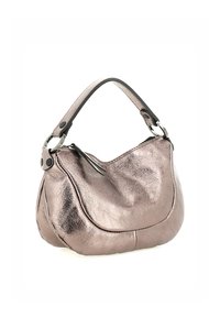 Borsa metallic rose gold con forma curva, manico in pelle nera e accenti argentati. Dotata di chiusura a zip e superficie leggermente testurizzata.