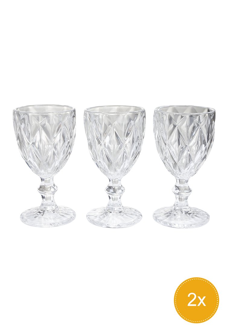 Conjunto de tres copas de cristal con un diseño facetado, claridad transparente y bases resistentes, que presentan tallos ornamentados y un borde suave.