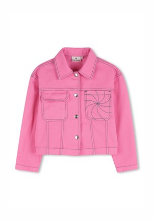 Veste courte rose avec boutons argentés, surpiqûres sombres contrastantes, deux poches avant, et motif tourbillonnant sur la poche droite, conçue pour enfants.