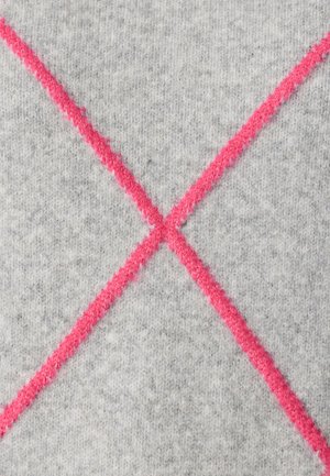 Grijze stof met een zachte textuur heeft een opvallend roze diagonale streeppatroon dat kruist en een X vormt.